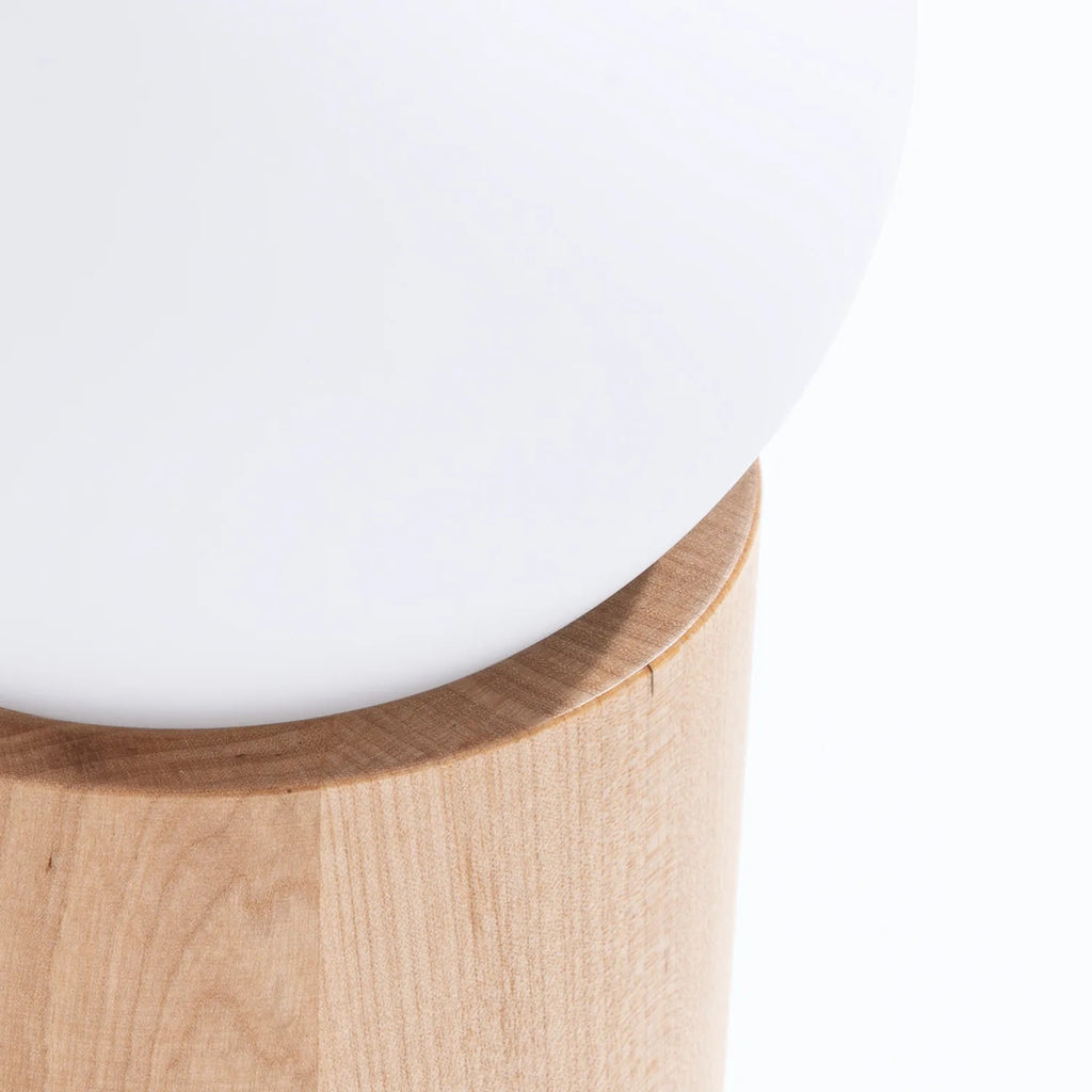 BOOMO — lampka stołowa, naturalne drewno — ujęcie 2
